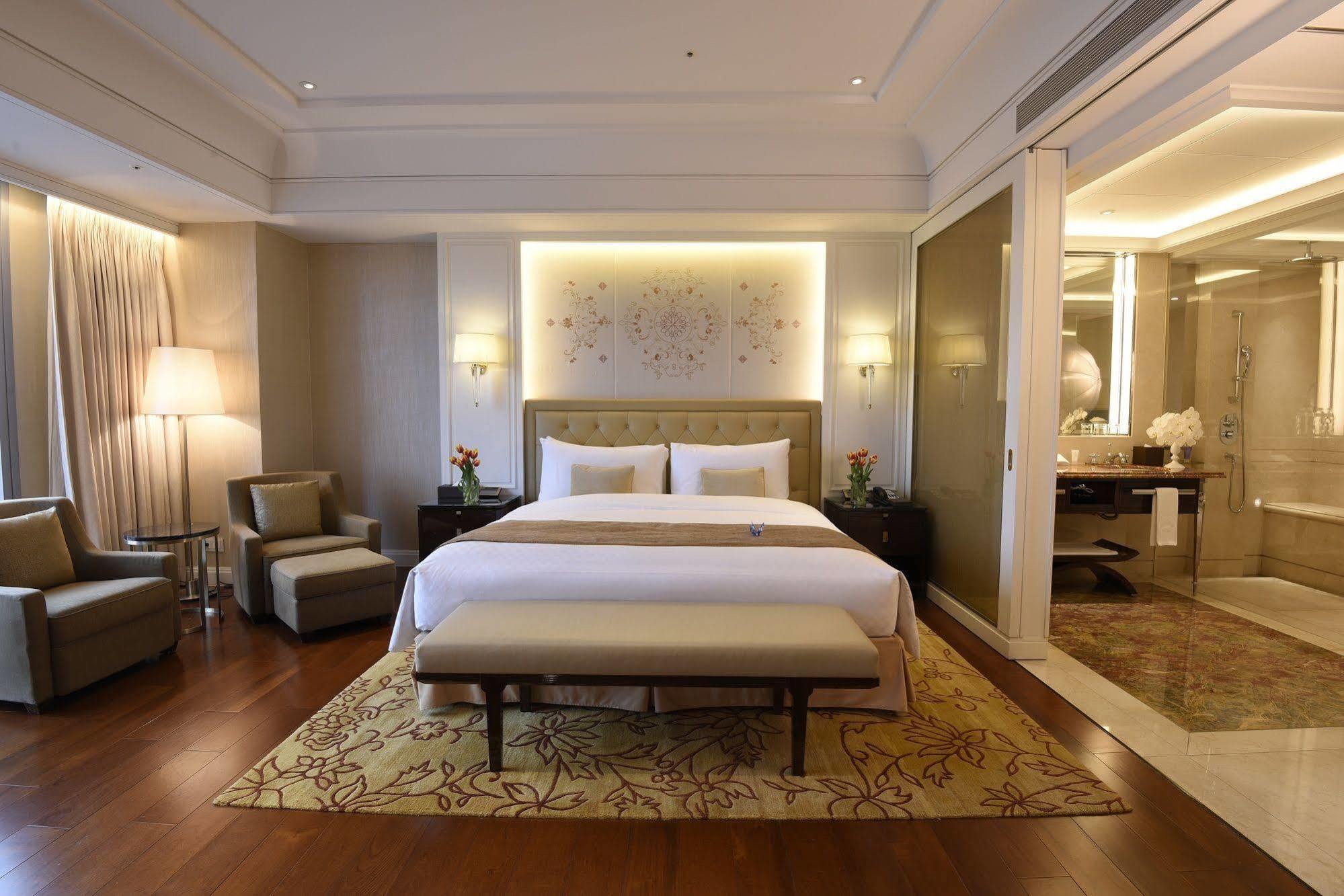 The Okura Prestige Taipei Hotel Exterior foto A bedroom at the Taj Mahal Palace